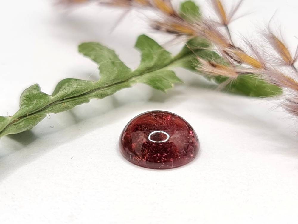 Roter runder Turmalin, Cabochon 8,6mm 2,32ct (Nr.356)