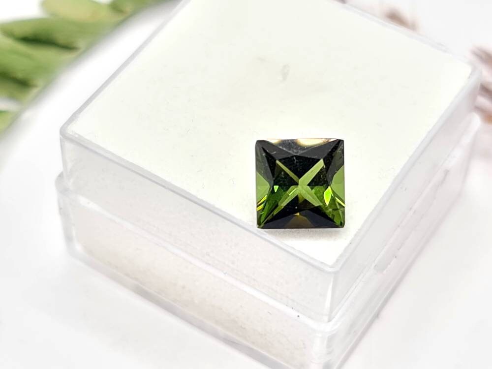 Grüner Turmalin, quadratisch, carree facettiert 7x7mm 1,65ct (Nr.368)