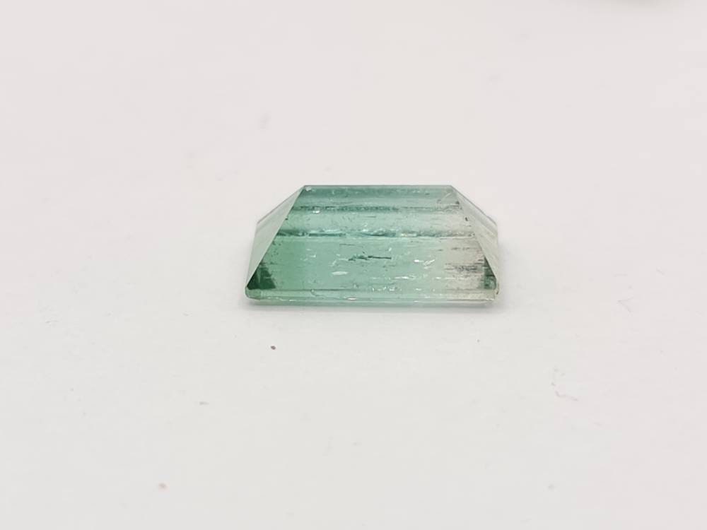 Turmalin mit Farbverlauf von grün nach weiß, Spiegelschliff, Rechteck facettiert 12x7mm 3,50ct (Nr.373)