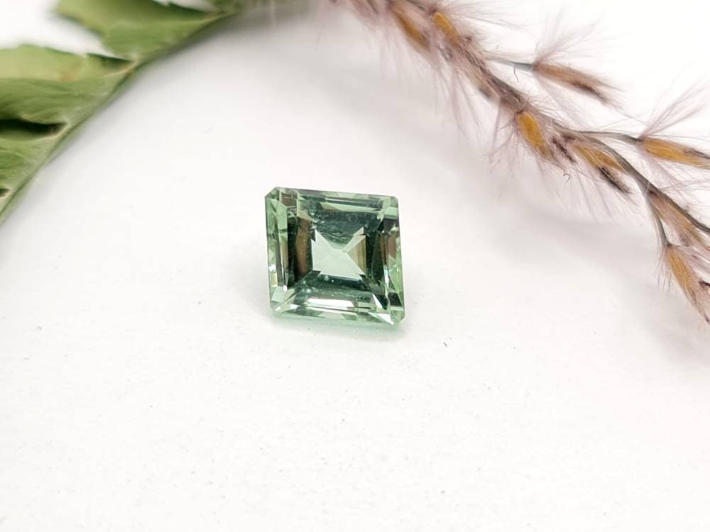 Facettierter grüner Turmalin, Raute, 6,8x6,4mm 1,92ct (Nr.375)