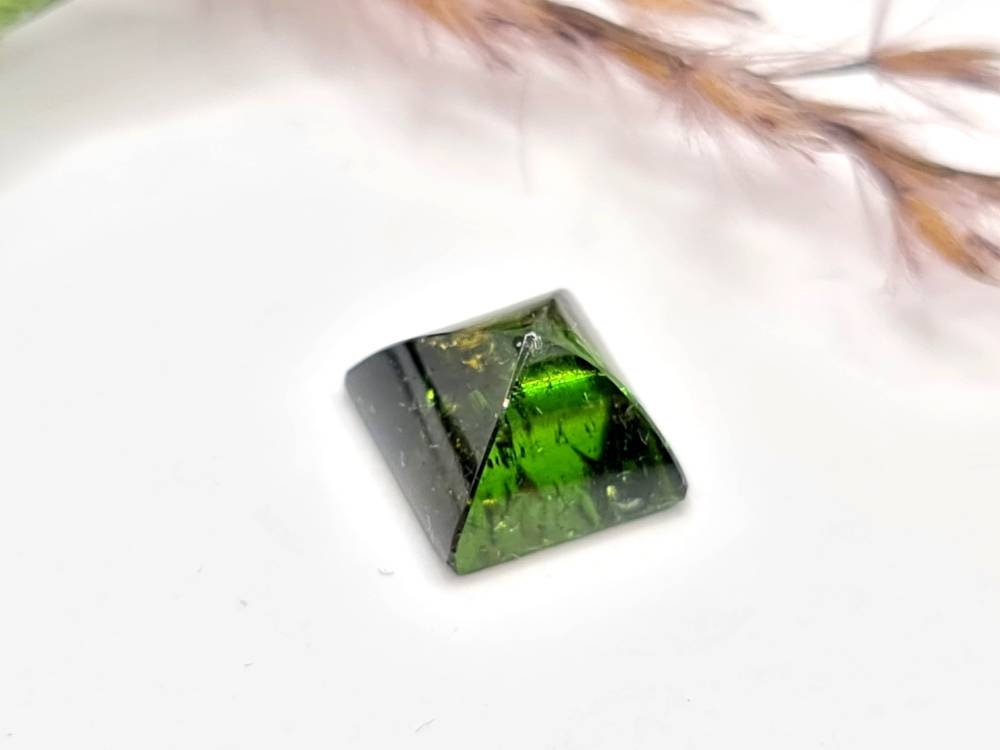 Grüner Turmalin Cabochon quadrat Pfaffenhut 8,1x8,1mm 3,33ct (Nr.387)