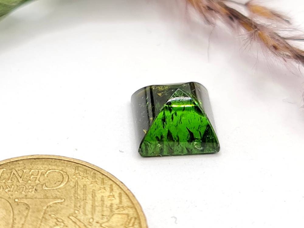 Grüner Turmalin Cabochon quadrat Pfaffenhut 8,1x8,1mm 3,33ct (Nr.387)