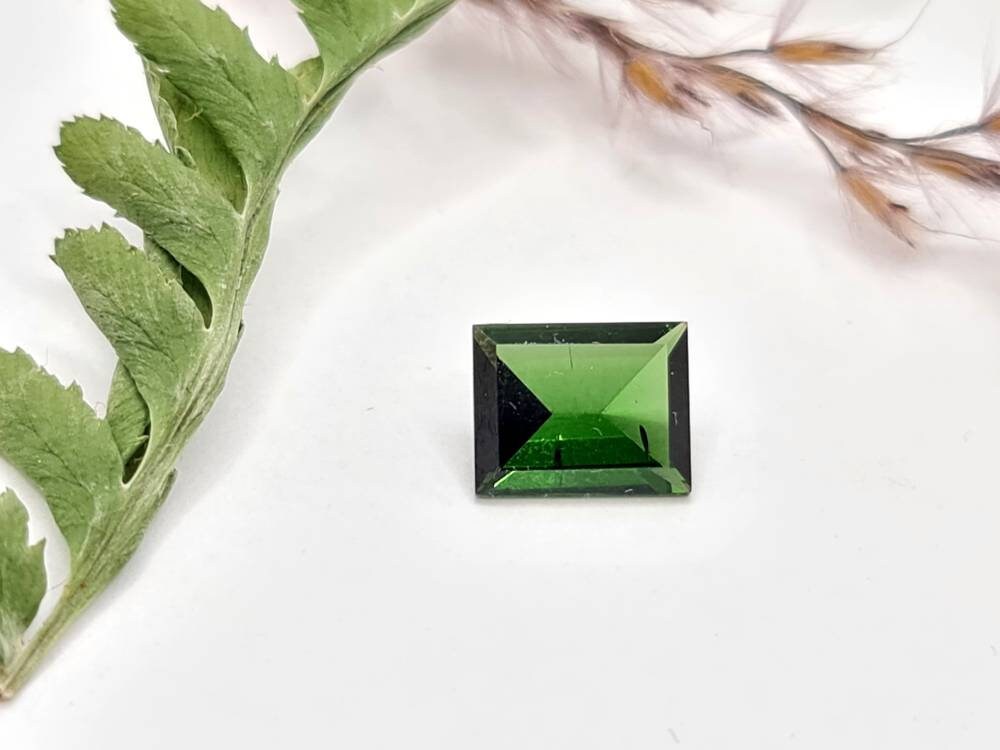 Grüner Turmalin, rechteckig facettiert, Spiegelschliff 9x7mm 1,98ct (Nr.391)