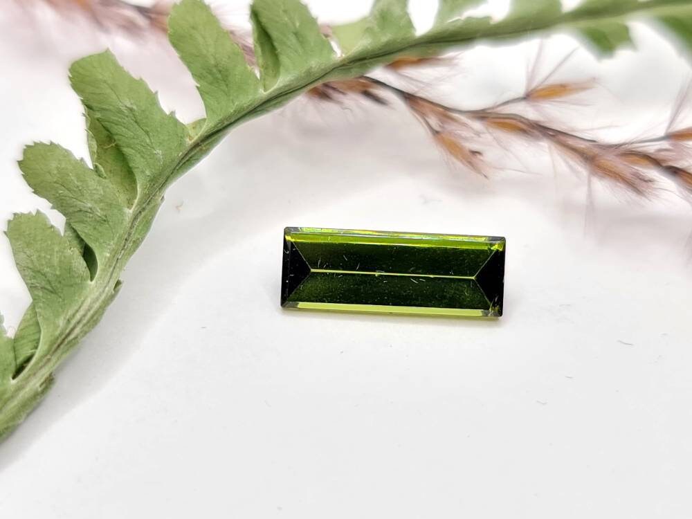 Gelbgrüner Turmalin facettierter Spiegelschliff 13,5x5mm 2,15ct (Nr.397)