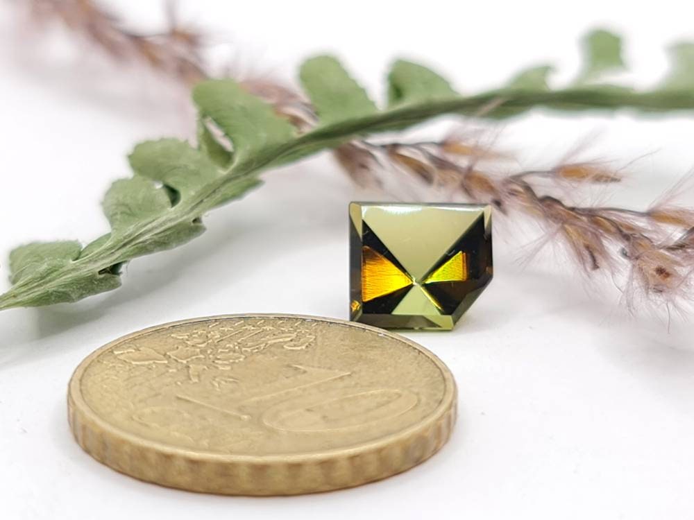 Facettierter grüner Turmalin, carree, quadrat, Spiegelschliff Sonderform 8x7,5mm 2,16ct (Nr.403)