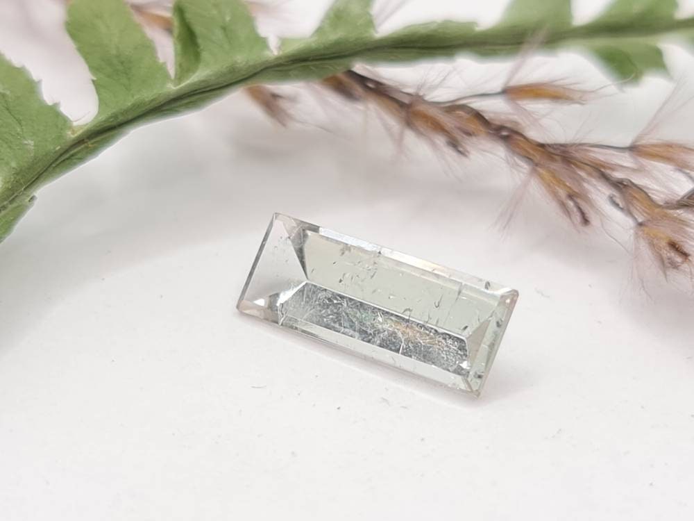 Facettierter weißer Turmalin, rechteckig, Spiegelschliff 13,5x5,5mm 2,56ct (Nr.410)