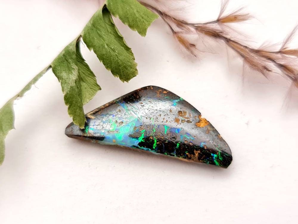 Echter australischer Boulderopal, Matrixopal brilliantes grün in braun 24,1x9,7mm 6,56ct (Nr.674)