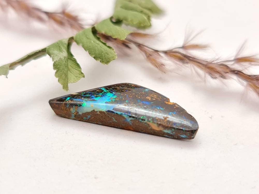 Echter australischer Boulderopal, Matrixopal brilliantes grün in braun 24,1x9,7mm 6,56ct (Nr.674)