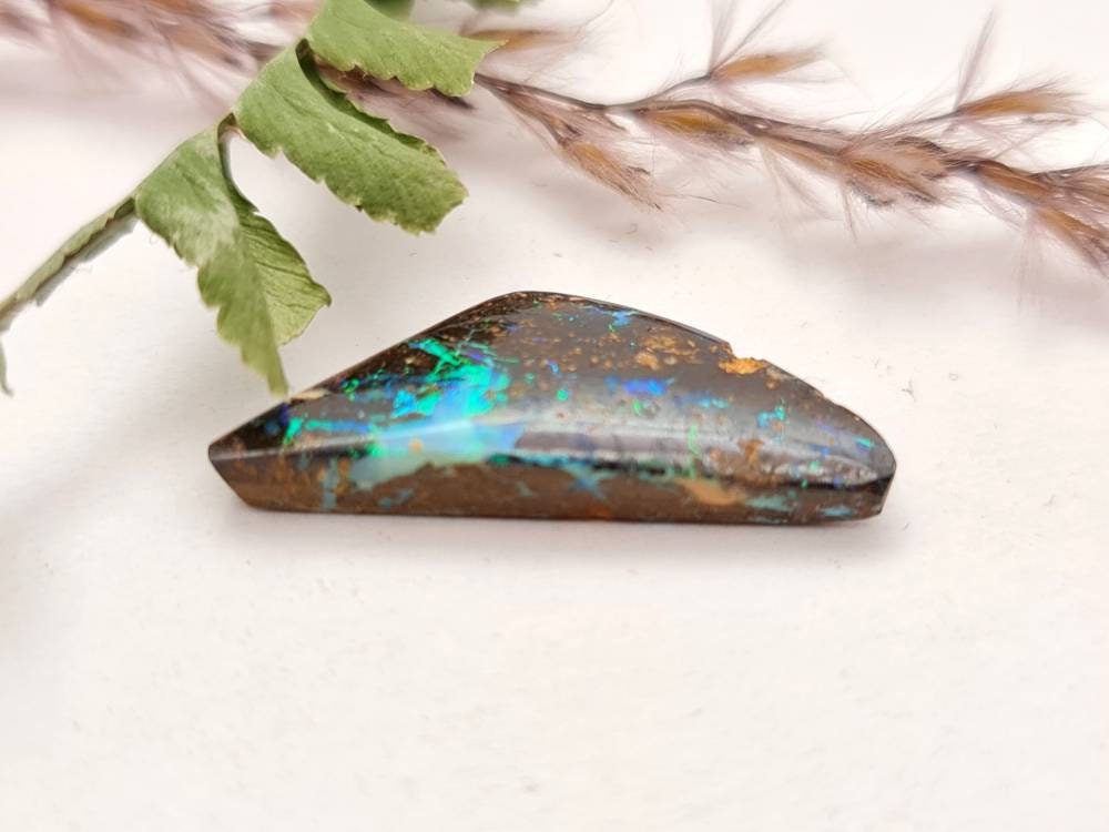 Echter australischer Boulderopal, Matrixopal brilliantes grün in braun 24,1x9,7mm 6,56ct (Nr.674)