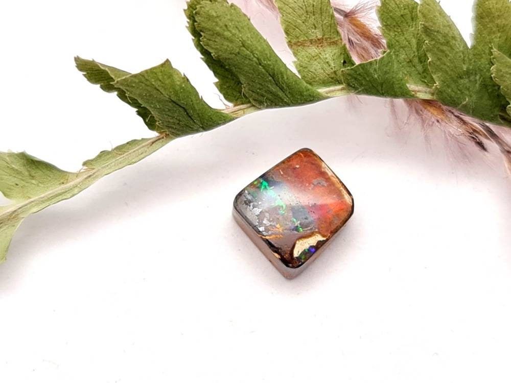 Echter australischer Boulderopal aus Queensland. Multicolor Cabochon rechteckig 7,7x7,4mm 2,70ct (Nr.691)