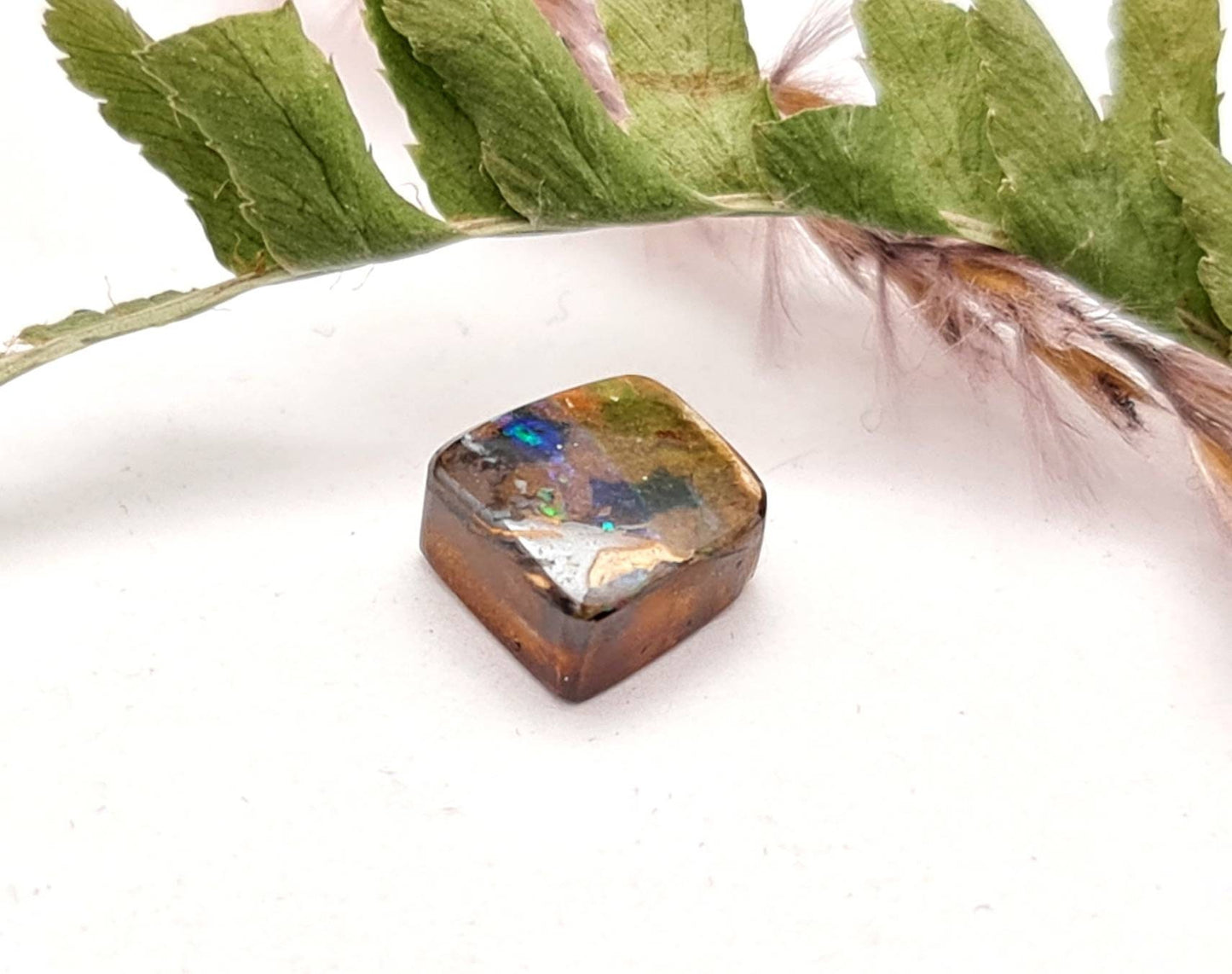 Echter australischer Boulderopal aus Queensland. Multicolor Cabochon rechteckig 7,7x7,4mm 2,70ct (Nr.691)