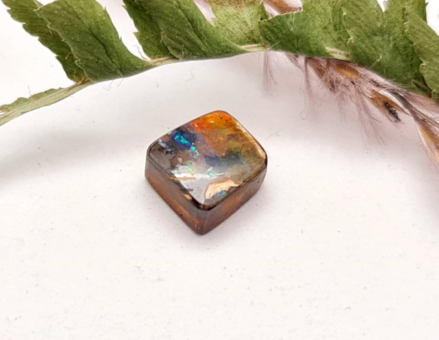 Echter australischer Boulderopal aus Queensland. Multicolor Cabochon rechteckig 7,7x7,4mm 2,70ct (Nr.691)