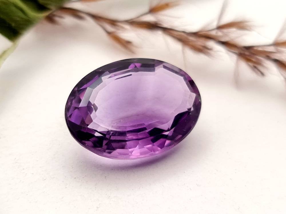 Echter facettierter Amethyst, oval violett lila 17,8x12,8mm 11,01ct (Nr.707)