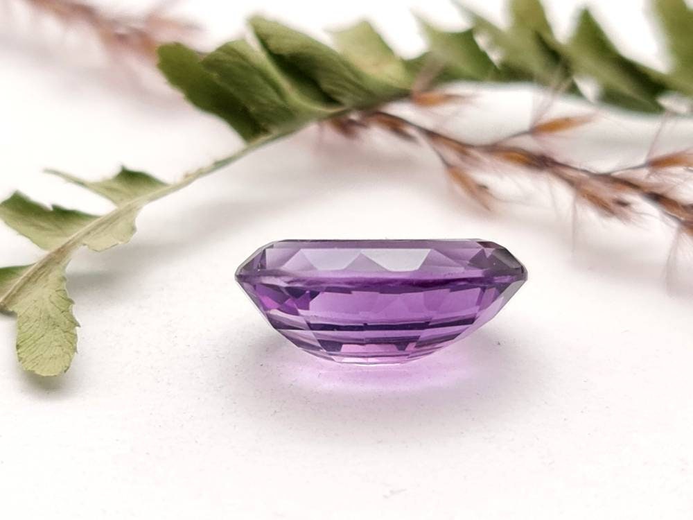 Echter facettierter Amethyst, oval violett lila 17,8x12,8mm 11,01ct (Nr.707)