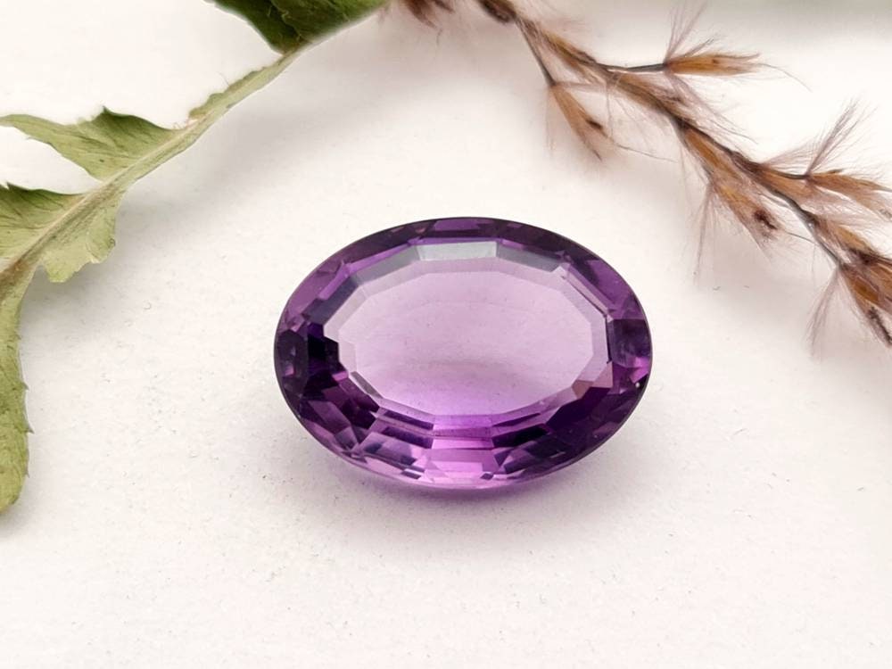 Echter facettierter Amethyst, oval violett lila 17,8x12,8mm 11,01ct (Nr.707)