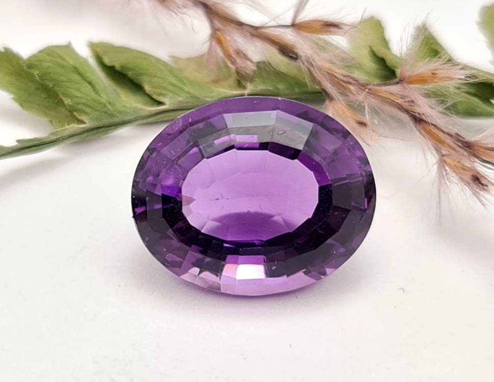 Echter facettierter Amethyst oval violett lila 17,3x14mm 13,06ct (Nr.724)