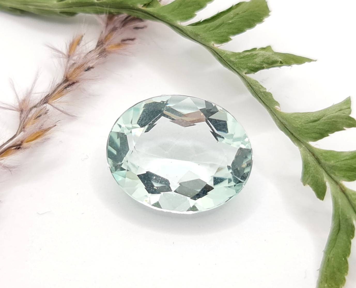 großer ovaler Aquamarin, facettiert hellblau 17x14mm 10.89ct  (Nr.461)