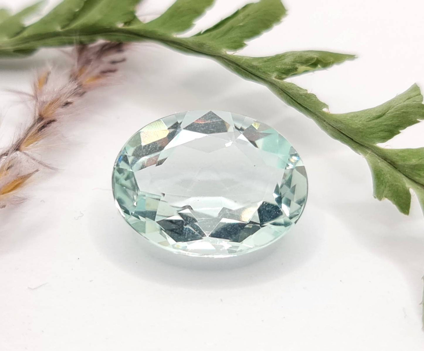 großer ovaler Aquamarin, facettiert hellblau 17x14mm 10.89ct  (Nr.461)