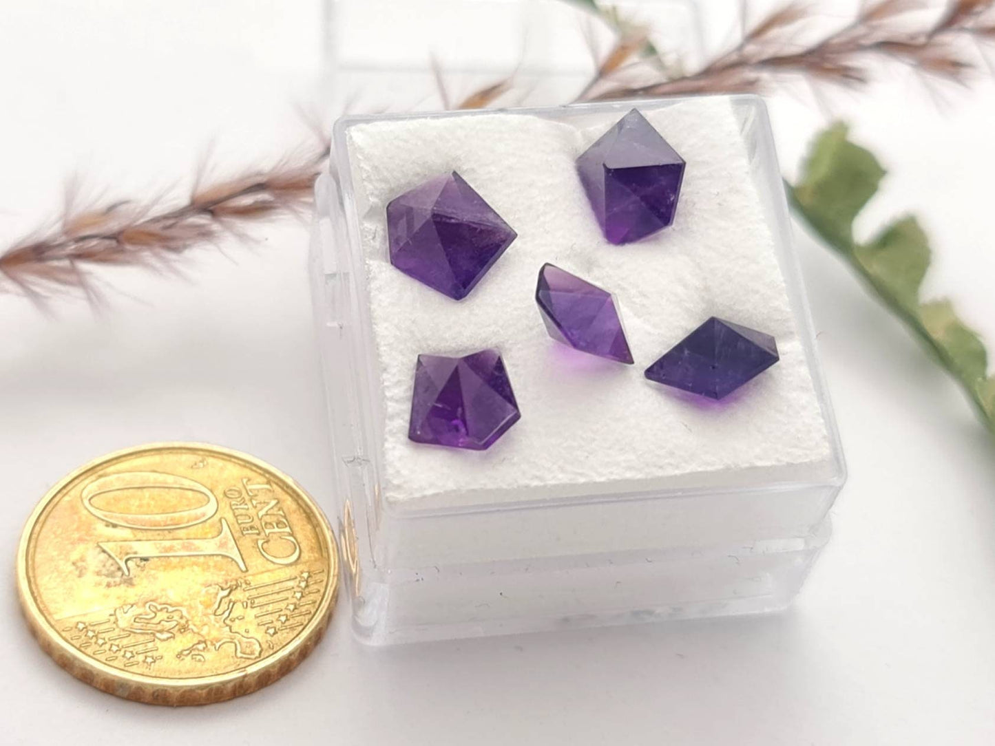 Echte facettierte Amethyst Spitzen, unregelmäßig facettiert dunkel violett 5 Stück insgesamt 5,5ct (Nr.811)