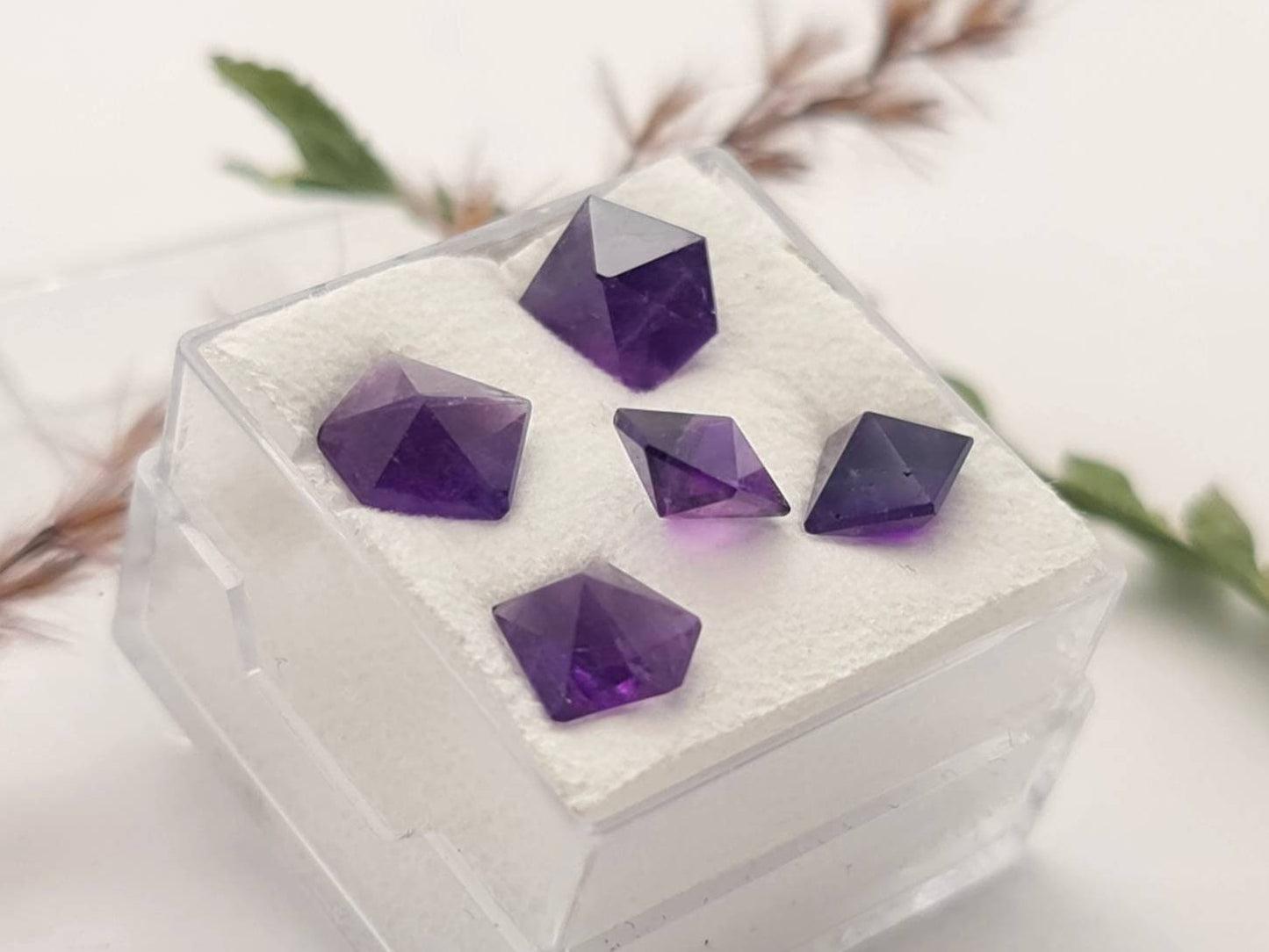 Echte facettierte Amethyst Spitzen, unregelmäßig facettiert dunkel violett 5 Stück insgesamt 5,5ct (Nr.811)