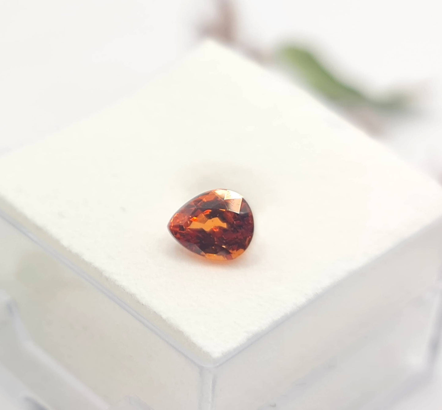 Excellenter Mandaringranat Tropfen, facettiert orange 6x5mm 0,84ct (Nr.466)