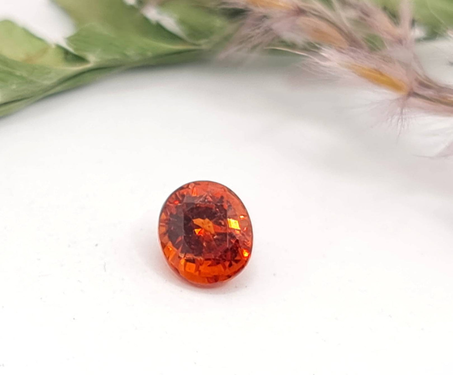 Wunderschöner orangefarbener Mandaringranat, oval facettiert 5,7x5,1mm 1,06ct (Nr.465)