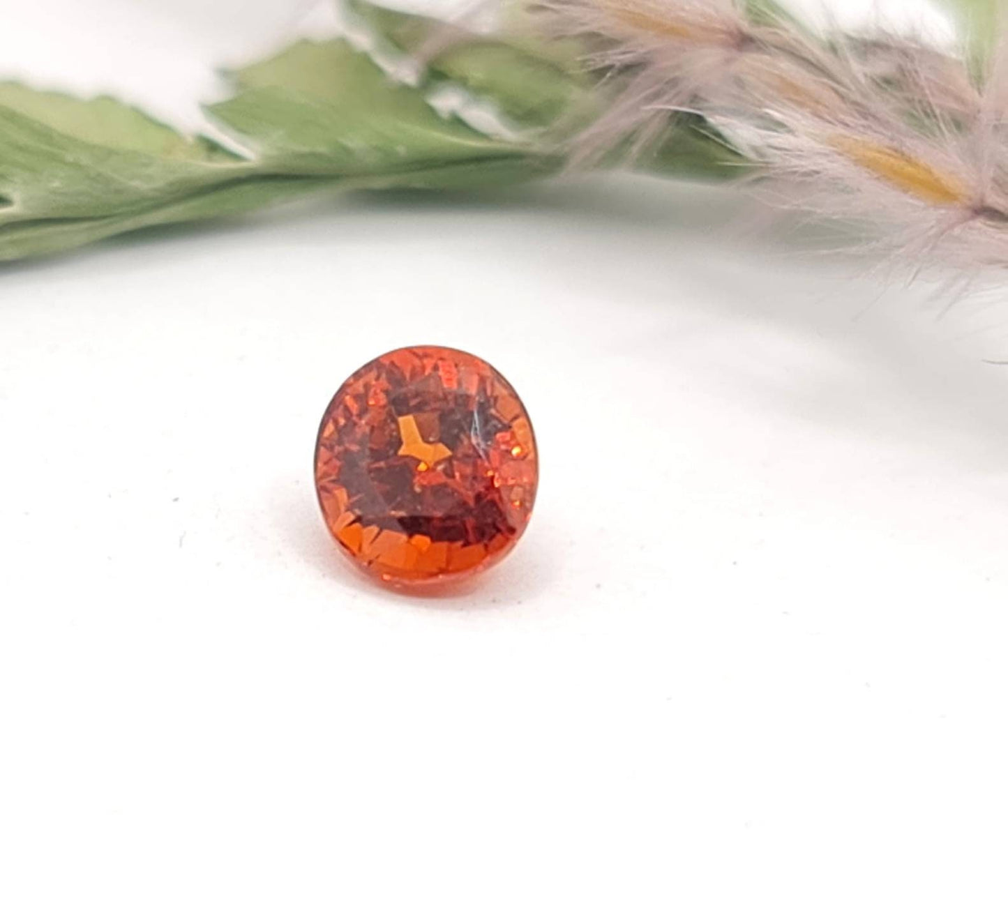 Wunderschöner orangefarbener Mandaringranat, oval facettiert 5,7x5,1mm 1,06ct (Nr.465)