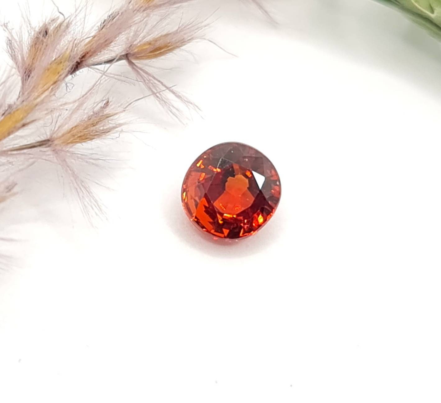 Herrlicher orangefarbener Mandaringranat oval facettiert 5,7x5,4mm 1,05ct (Nr.470)