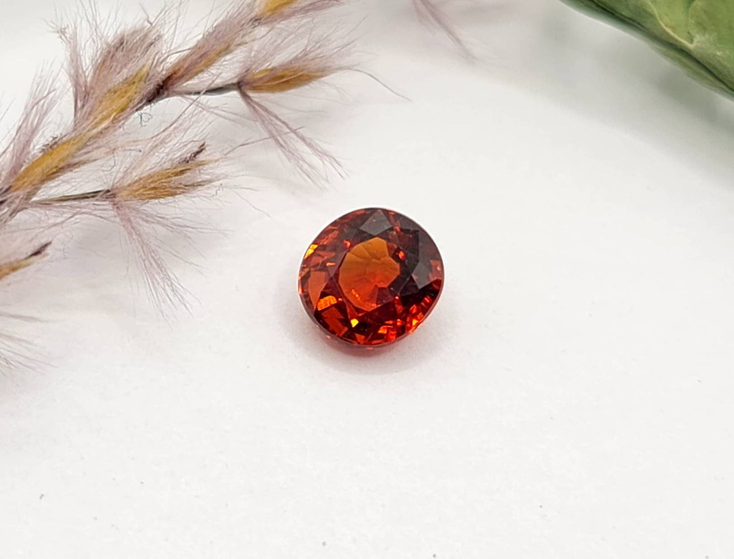 Herrlicher orangefarbener Mandaringranat oval facettiert 5,7x5,4mm 1,05ct (Nr.470)