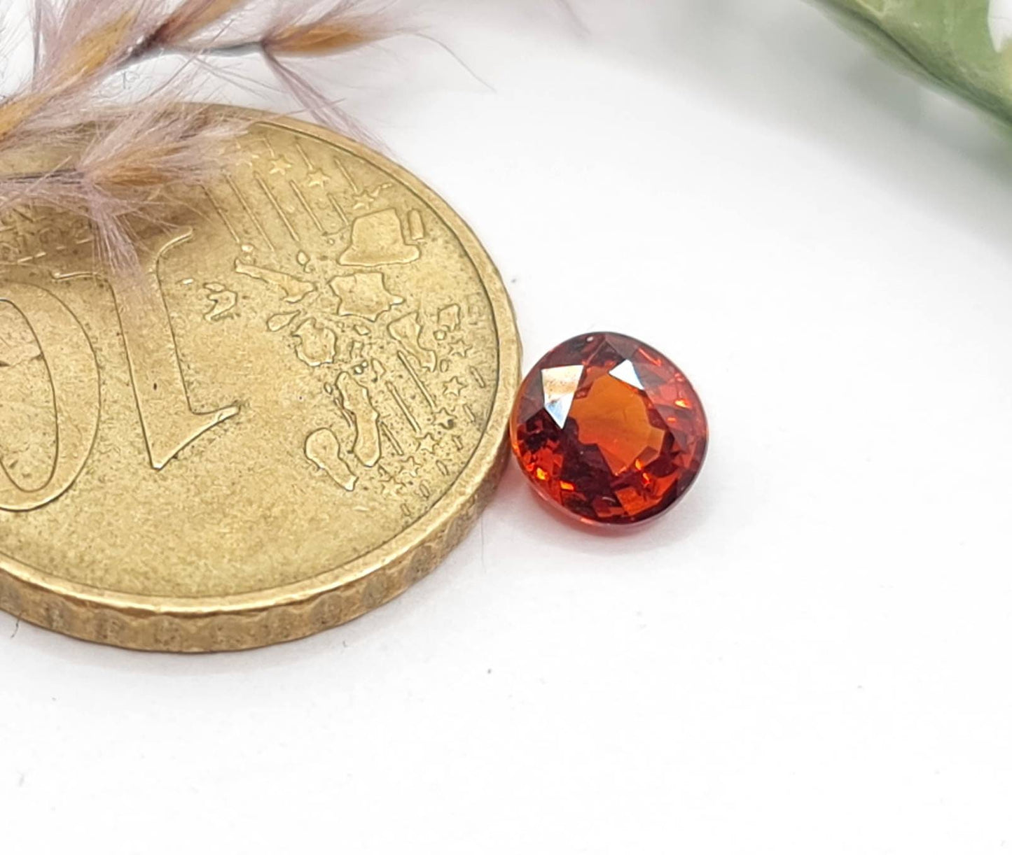 Herrlicher orangefarbener Mandaringranat oval facettiert 5,7x5,4mm 1,05ct (Nr.470)