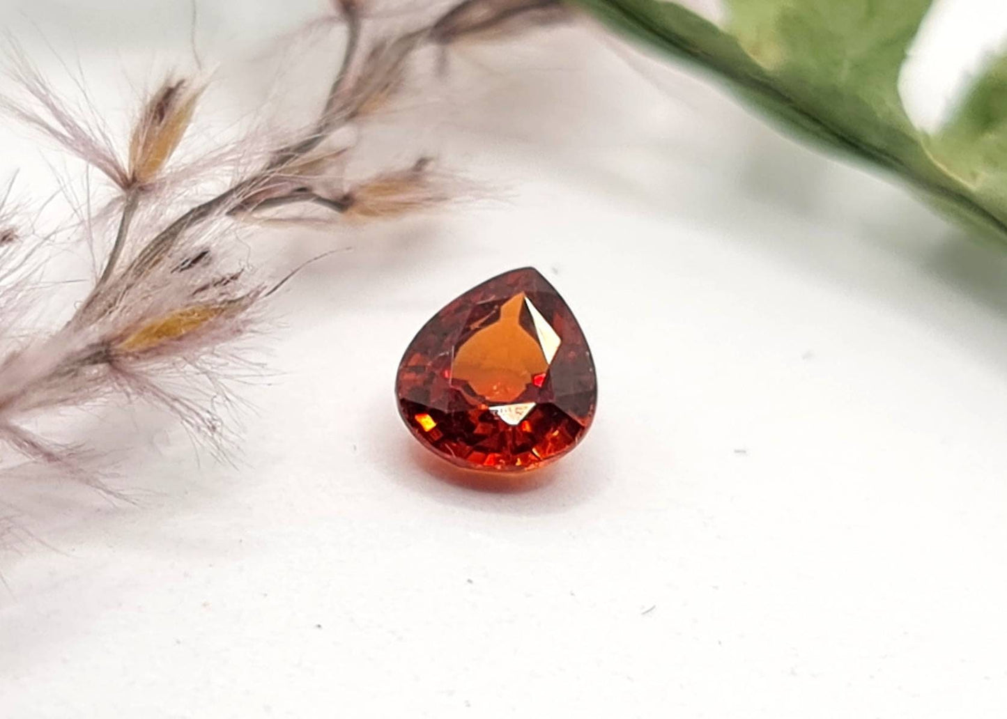 Feiner  facettierter Mandaringranat  Tropfen orange 5,7x5mm 0,82ct (Nr.474)