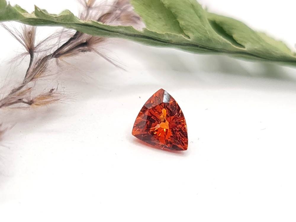 Trilliant facettierter Mandaringranat, orange Dreieck 6,6x5,4mm 0,88ct (Nr.476)