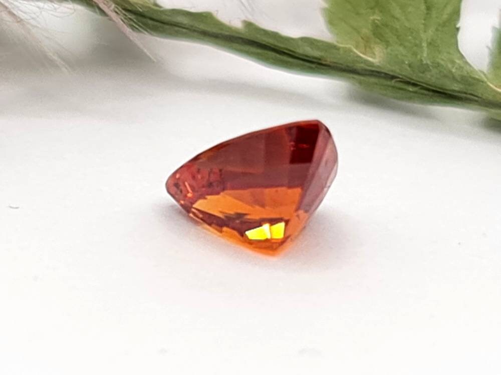 Facettiertes orangefarbenes Mandaringranat Dreieck Spessartin 8,1x5,7mm 1,36ct (Nr.487)