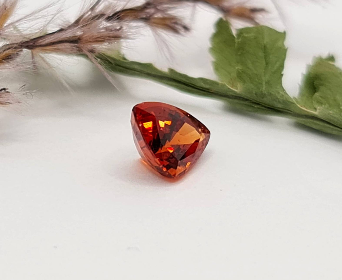 Facettiertes orangefarbenes Mandaringranat Dreieck Spessartin 8,1x5,7mm 1,36ct (Nr.487)