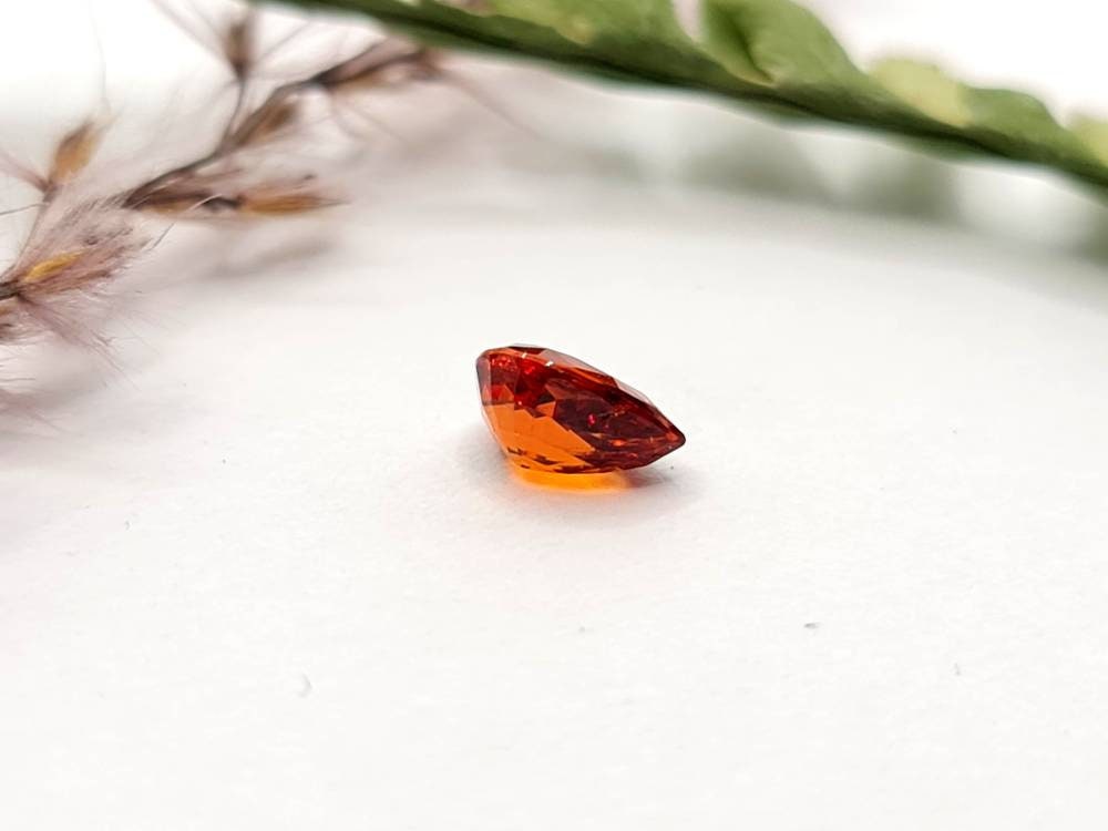 Facettierter orangefarbener Mandaringranat Tropfen Spessartin 6,7x5,1mm 0,99ct (Nr.493)