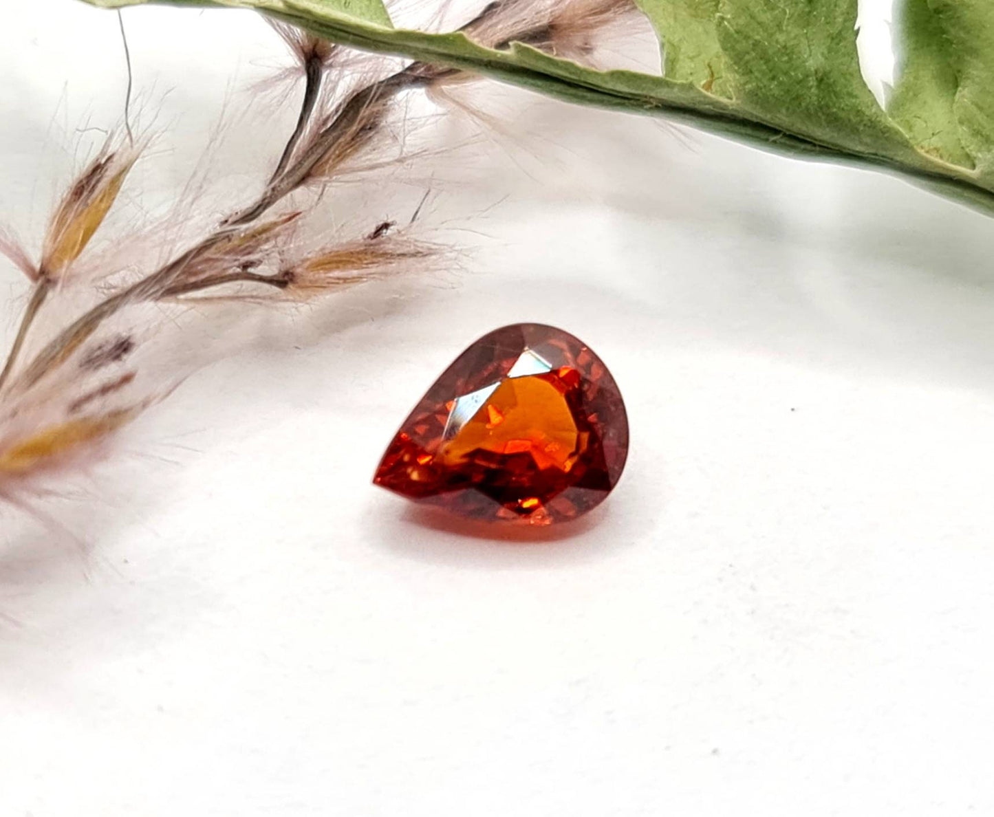 Facettierter orangefarbener Mandaringranat Tropfen Spessartin 6,7x5,1mm 0,99ct (Nr.493)