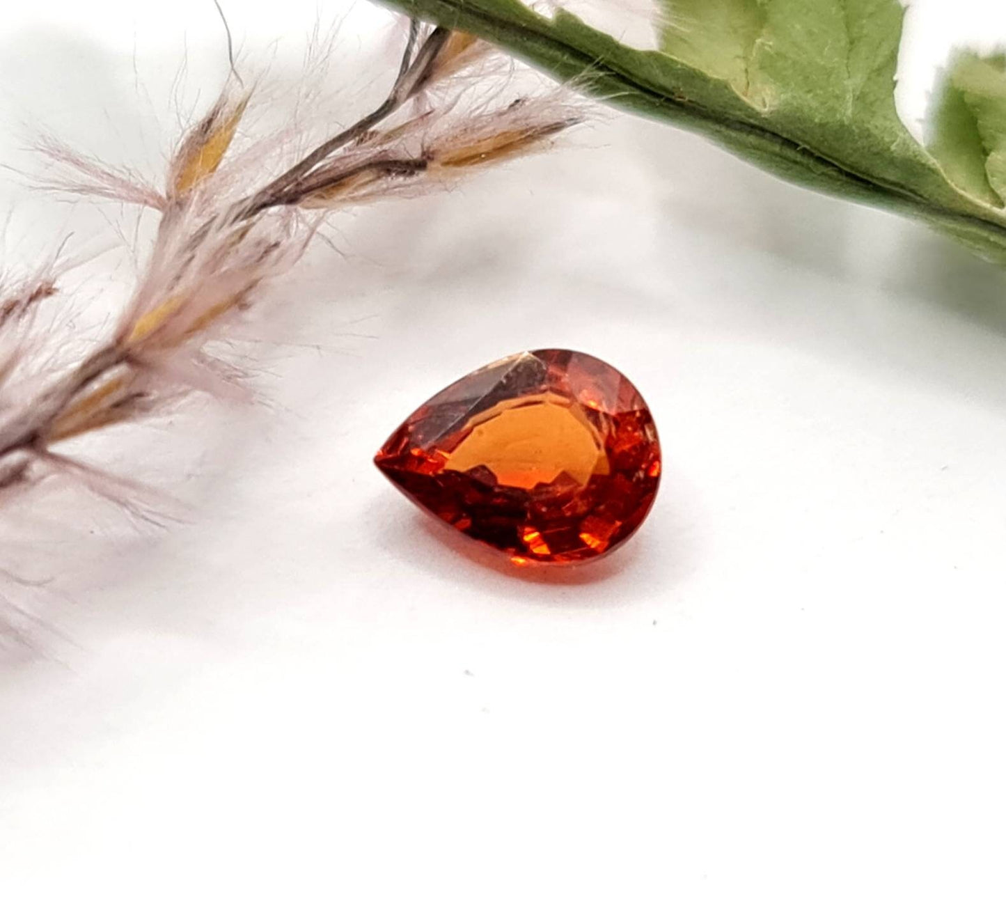 Facettierter orangefarbener Mandaringranat Tropfen Spessartin 6,9x5,3mm 1,04ct (Nr.500)