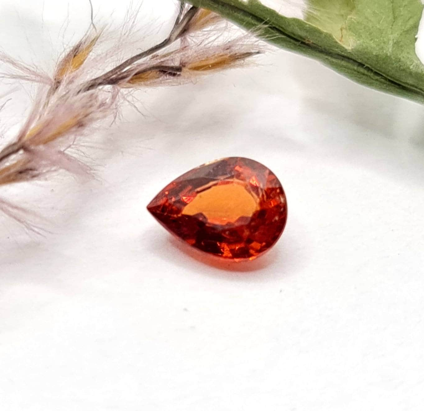 Facettierter orangefarbener Mandaringranat Tropfen Spessartin 6,9x5,3mm 1,04ct (Nr.500)