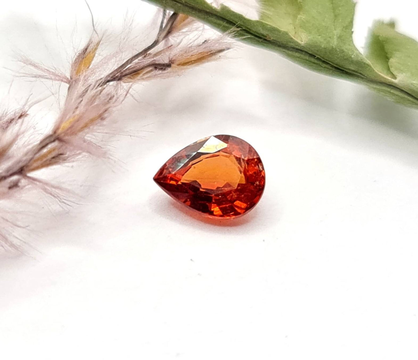 Facettierter orangefarbener Mandaringranat Tropfen Spessartin 6,9x5,3mm 1,04ct (Nr.500)