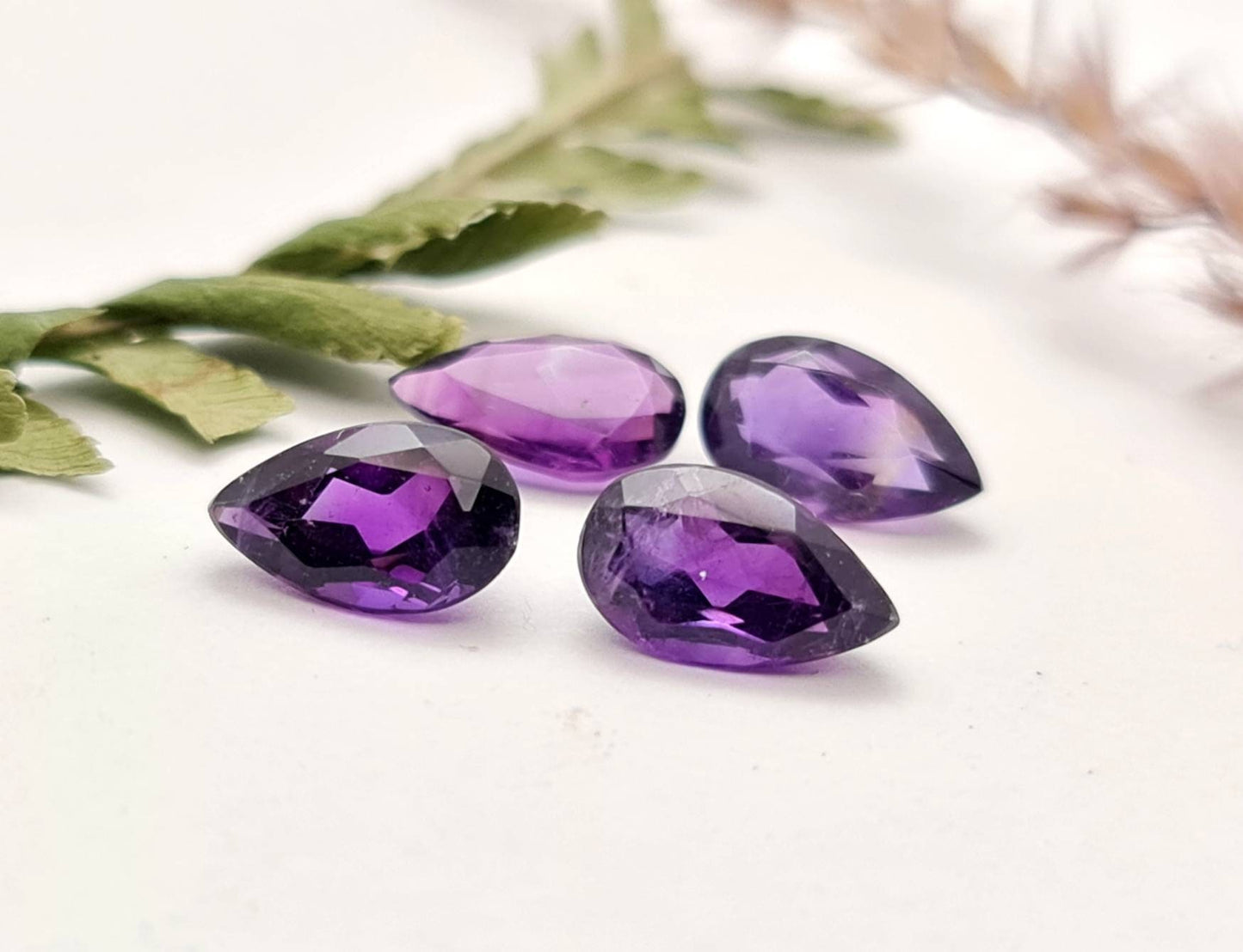 Echter facettierter Amethyst Tropfen Lot aus 4 Stück, violett lila 10x6mm 6,2ct (Nr.832)