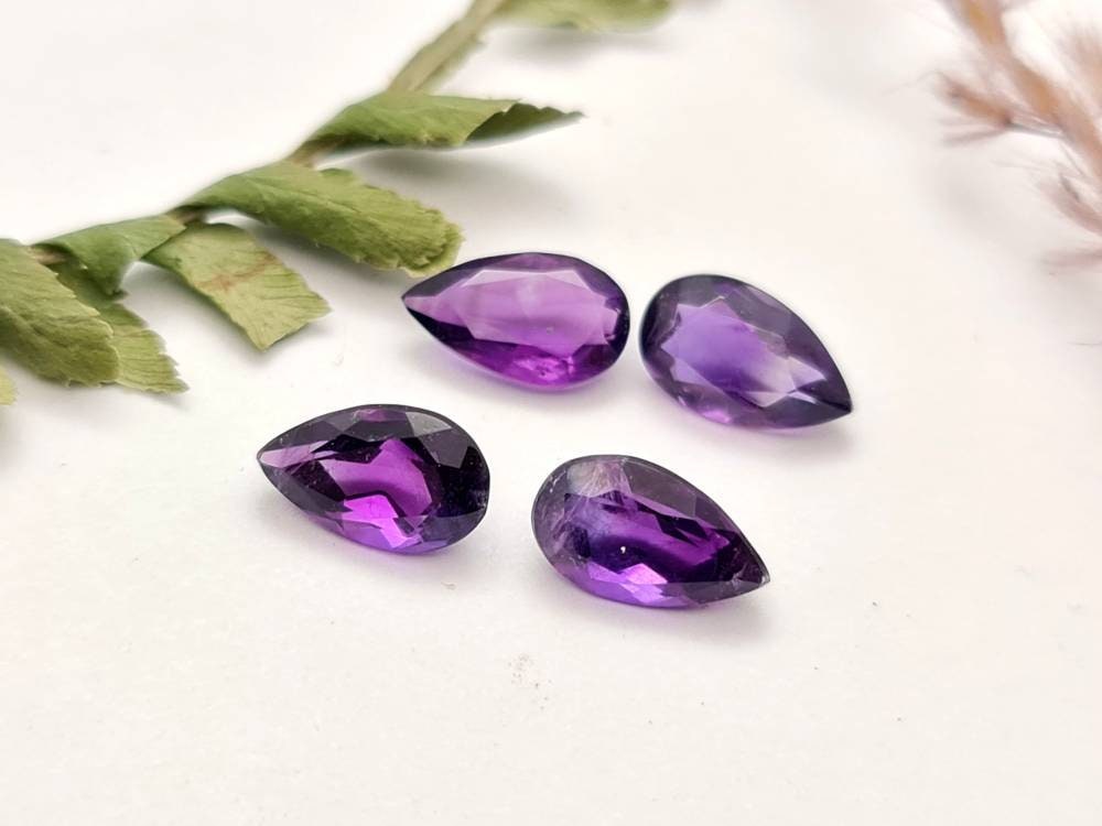 Echter facettierter Amethyst Tropfen Lot aus 4 Stück, violett lila 10x6mm 6,2ct (Nr.832)