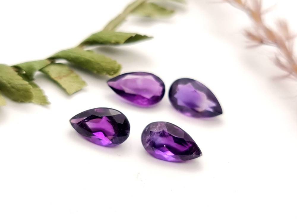 Echter facettierter Amethyst Tropfen Lot aus 4 Stück, violett lila 10x6mm 6,2ct (Nr.832)