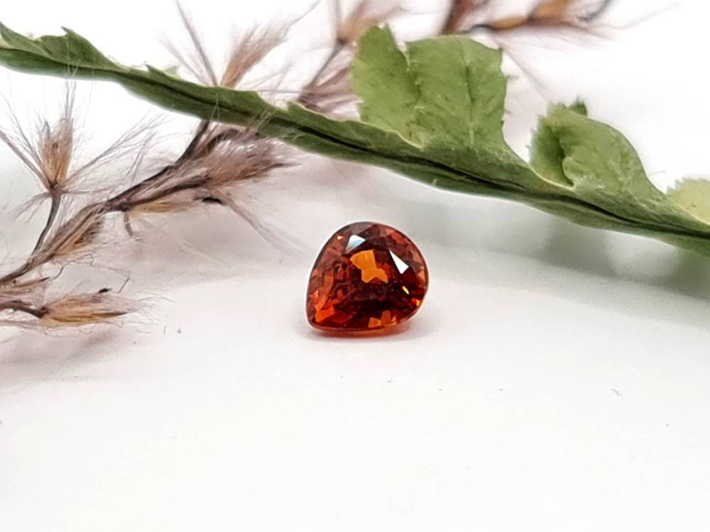 Facettierter Mandaringranat Tropfen Spessartin orange 5,4x4,8mm 0,71ct (Nr.508)