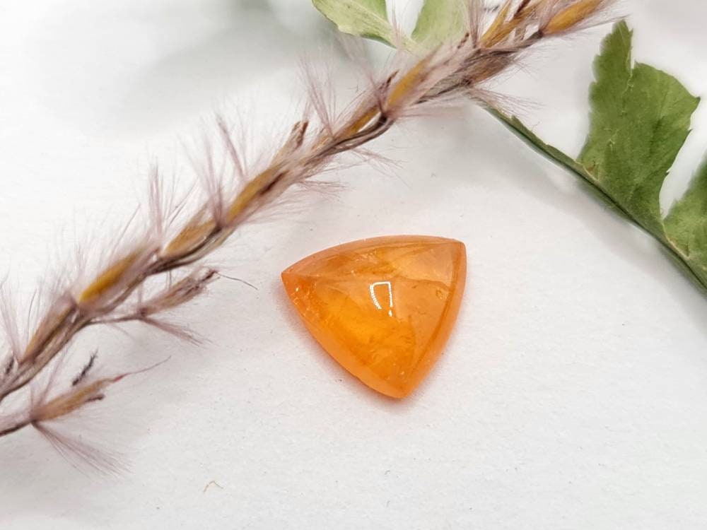 Dreieckiger orangefarbener Mandaringranat Spessartin Cabochon 9,7x9,1mm 3,15ct (Nr.527)