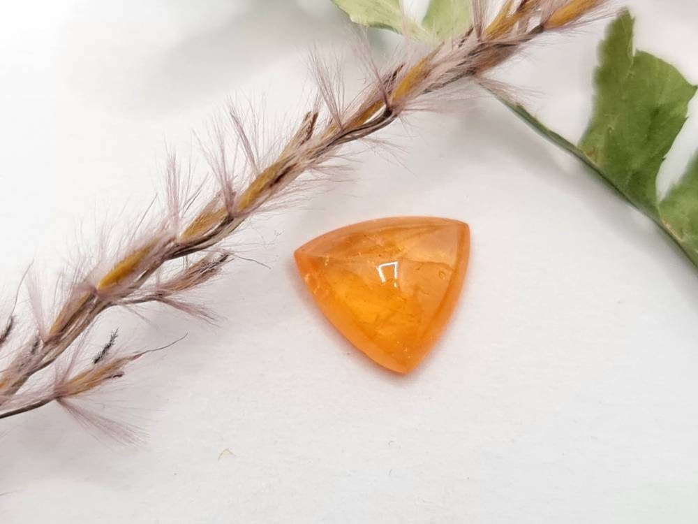 Dreieckiger orangefarbener Mandaringranat Spessartin Cabochon 9,7x9,1mm 3,15ct (Nr.527)