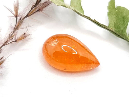 Orangefarbener Mandaringranattropfen Spessartin Cabochon 15,7x10mm 10,69ct (Nr.540)