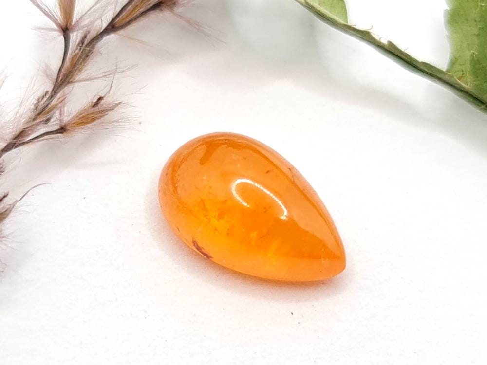 Orangefarbener Mandaringranat Spessartin Tropfen Cabochon 13,5x8,4mm 6,57ct (Nr.541)