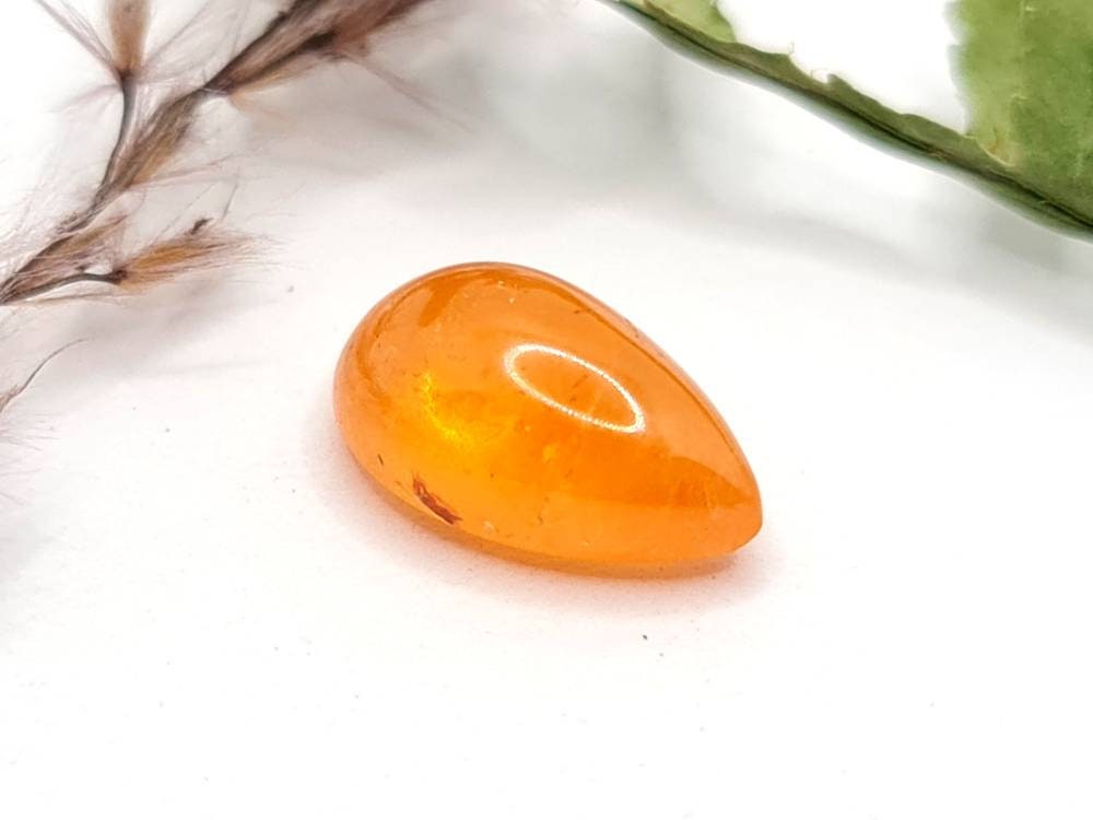 Orangefarbener Mandaringranat Spessartin Tropfen Cabochon 13,5x8,4mm 6,57ct (Nr.541)