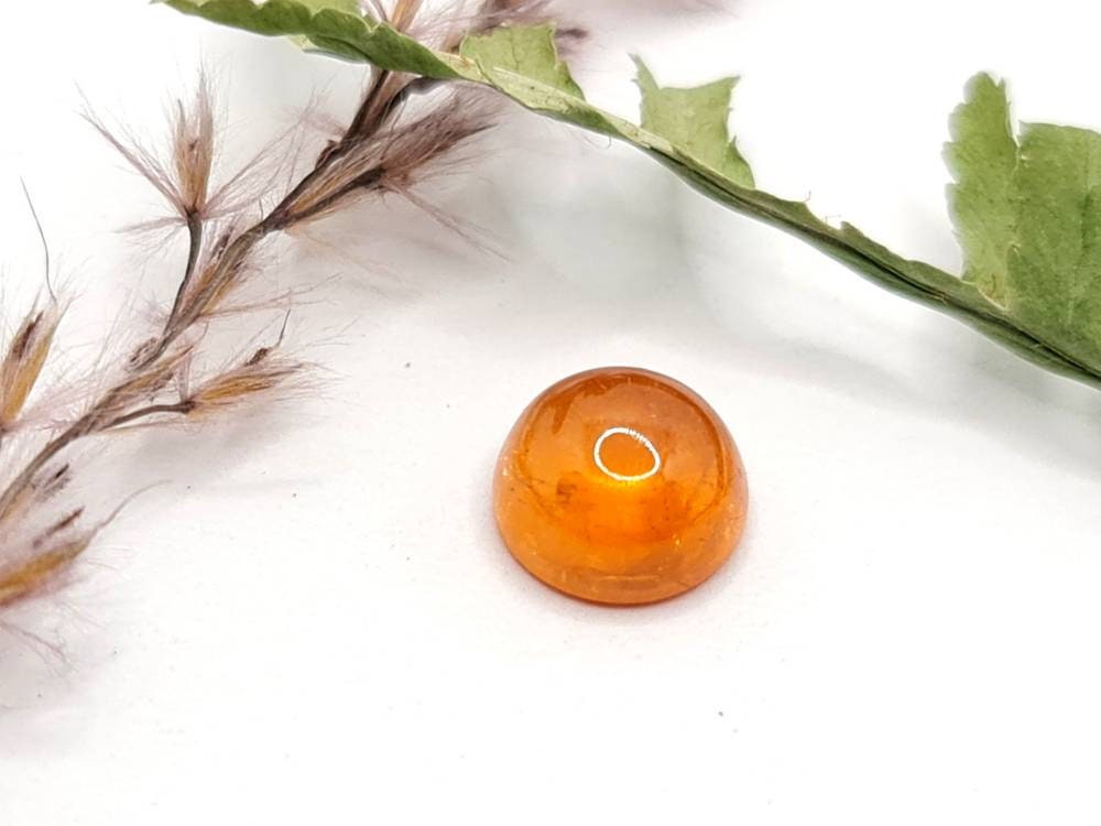 Runder orangefarbener Mandaringranat Spessartin Cabochon 8,1mm 3,54ct (Nr.542)