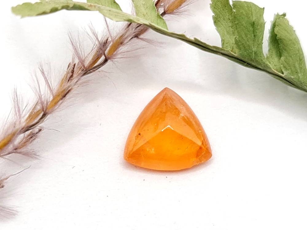 Dreieckiger orangefarbener Mandaringranat Spessartin Cabochon 11,1x11,2mm 5,07ct (Nr.545)